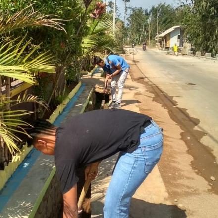 Jum'at Bersih Rutin Karang Taruna Manikmaya dan SABER Kendan Mandiri
